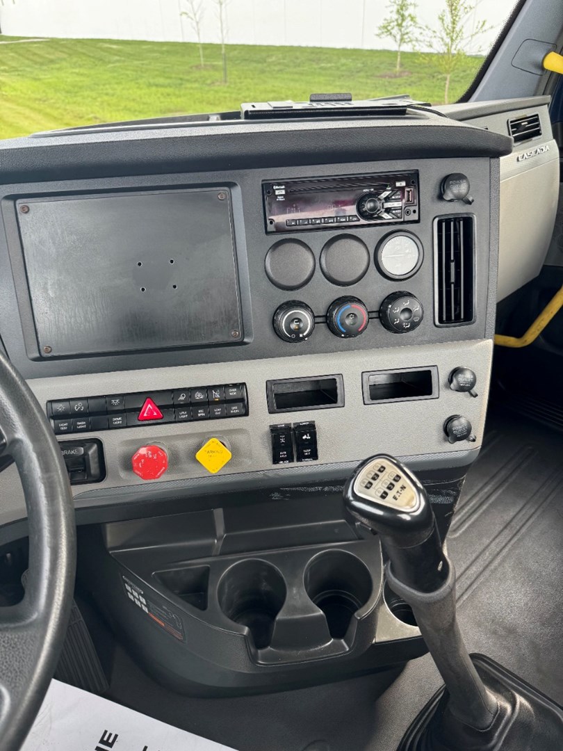 2019 FREIGHTLINER CASCADIA 113 - USED TRUCKS DAY CAB - image 16